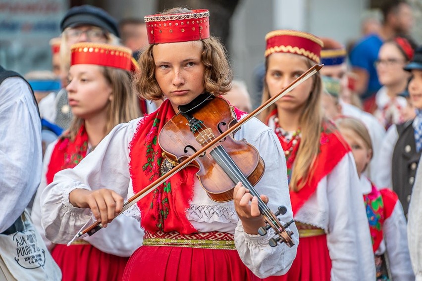 Nowy Sącz: Barwny korowód małych górali z całego świata 