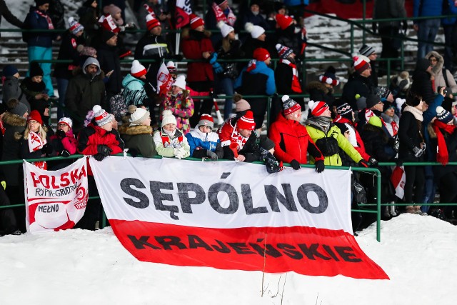 W Zakopanem rozpoczął się Puchar Świata w skokach narciarskich. Dzisiejsze kwalifikacje wygrał Dawid Kubacki. Zimowa stolica Polski przeżywa najazd kibiców. Są wśród nich także fani z regionu.Na kolejnych stronach zdjęcia fanów