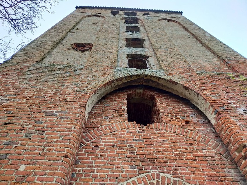 Wieża bramna strzegąca wjazdu do zamku wysokiego w...