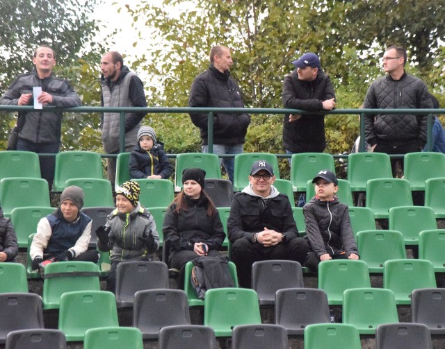 W sobotę 16 października Star Starachowice grał na własnym boisku z Koroną II Kielce. Byłeś na tym meczu? Znajdź się na naszych zdjęciach!