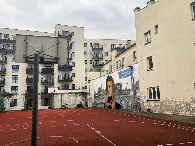 Liceum Ogólnokształcące nr III we Wrocławiu wreszcie doczekało się remontu. Rozbudowa obejmie boisko, sale oraz część otoczenia szkoły. Właśnie ogłoszono konkurs na realizację projektu.