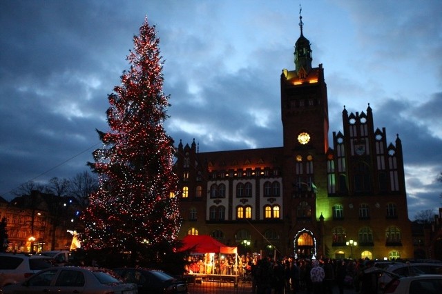 We wtorek na placu Zwycięstwa w Słupsku rozbłysły iluminacje świąteczne.