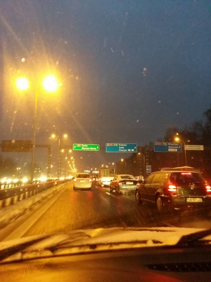 Zima na śląskich drogach: 270 kolizji. Piaskarki prowadzili policjanci [ZDJĘCIA]