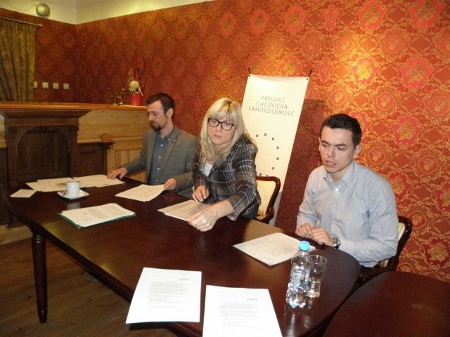 Od lewej Radosław Sawicki, Violetta Kasprzak i Kamil Kaczmarek na wczorajszej konferencji PChS