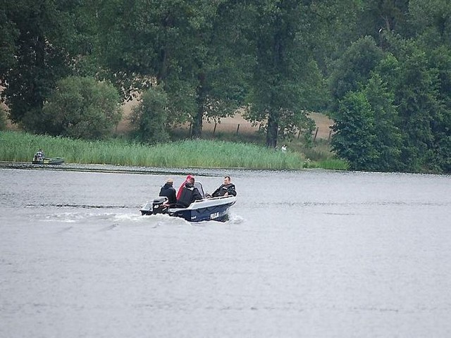 Policyjna łódź w czasie patrolowania jeziora Niskie Brodno w Brodnicy