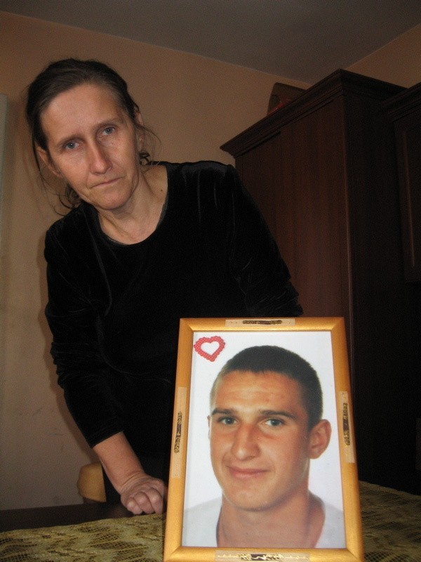 Ewa Burzyńska nie może pogodzić się z decyzjami wymiaru sprawiedliwości. Do dziś nie rozstaje się z portretem nieżyjącego syna.