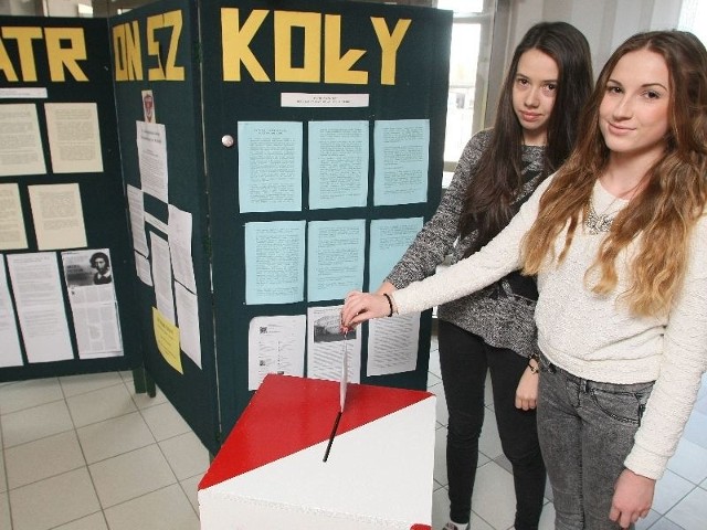 Natalia i Katarzyna z klasy I c IV Liceum Ogólnokształcącego imienia Hanki Sawickiej w Kielcach oddają swój głos w referendum. 