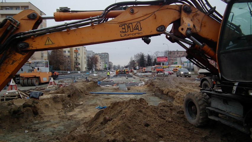 Dąbrowskiego: Ułożyli torowisko, a teraz część rozbierają