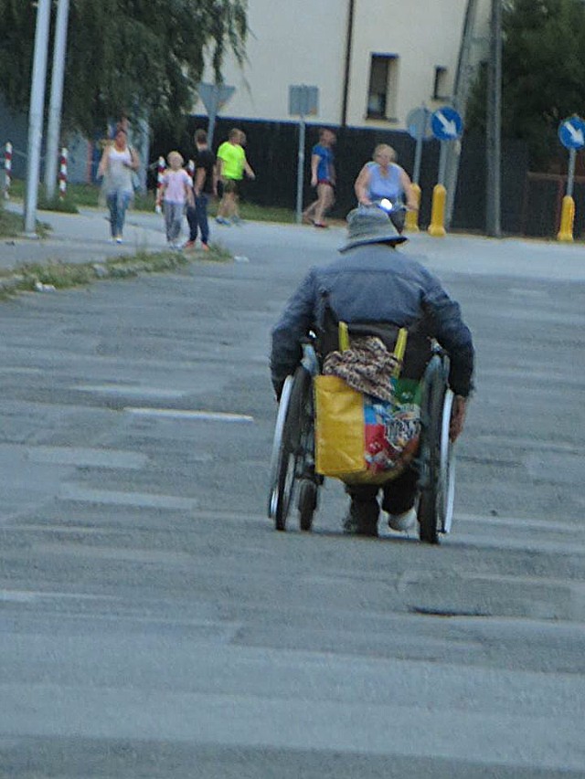 Michał M. na swoim wózku regularnie stawał na parkingach pod  nyskimi marketami. Ostatnio z powodu krwawiącej rany,