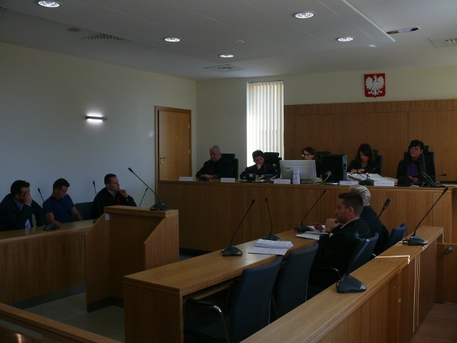 Synowie tragicznie zmarłej nauczycielki Danuty W. występują w procesie, gdzie oskarżonym jest ich ojciec w charakterze oskarżycieli posiłkowych.