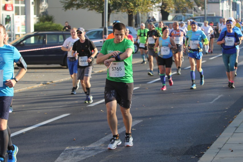 Zdjęcia z maratonu w Poznaniu 2018 - biegacze na pierwszym...