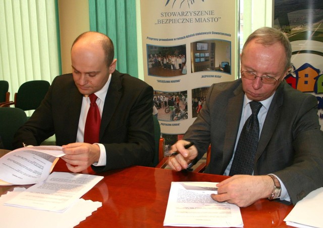 Wojewoda mazowiecki Jacek Kozłowski (z prawej) i prezydent Radomia Andrzej Kosztowniak podpisali akt notarialny darowizny gruntów pod lotnisko cywilne na Sadkowie.