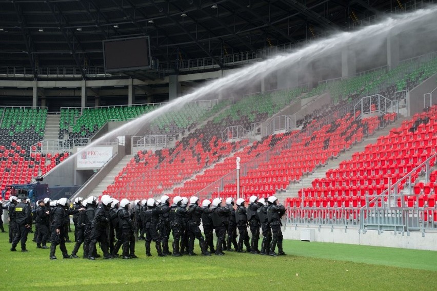 Ćwiczenia policji na stadionie w Tychach