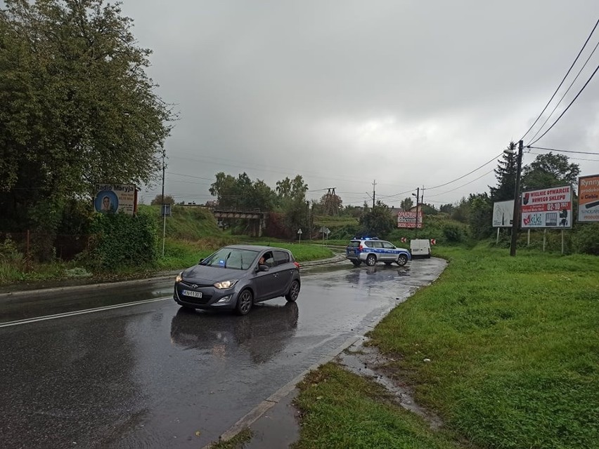 Nowy Sącz. Śmiertelny wypadek na ul. Węgierskiej. Mężczyzna najprawdopodobniej zasłabł za kierownicą