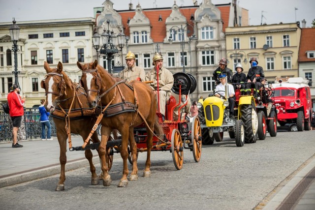 Przemarsz wiódł ulicami Gdańską, Mostową i zakończył się na Starym Rynku. Kolumnę prowadził zabytkowy wóz strażacki z zaprzęgiem konnym.