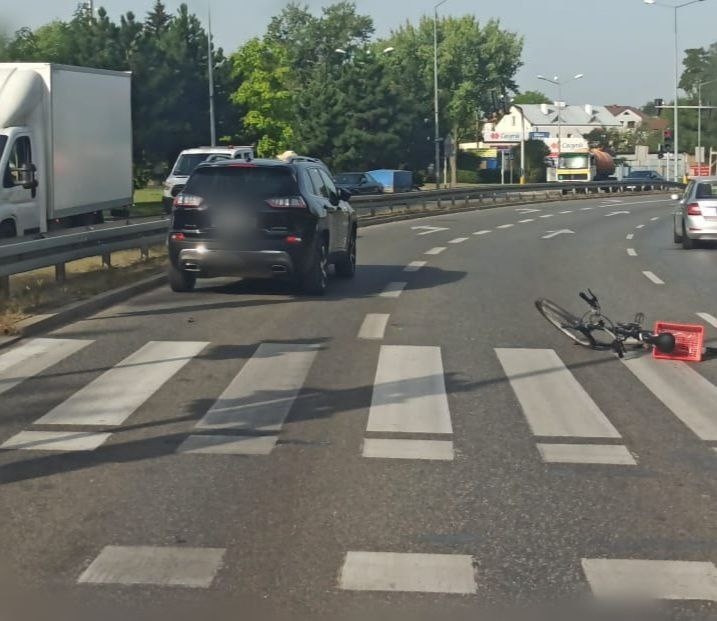 Potrącenie rowerzysty na Traugutta w Ostrołęce. W rowerzystę wjechał samochód osobowy. Do wypadku doszło rano 24.08.2022