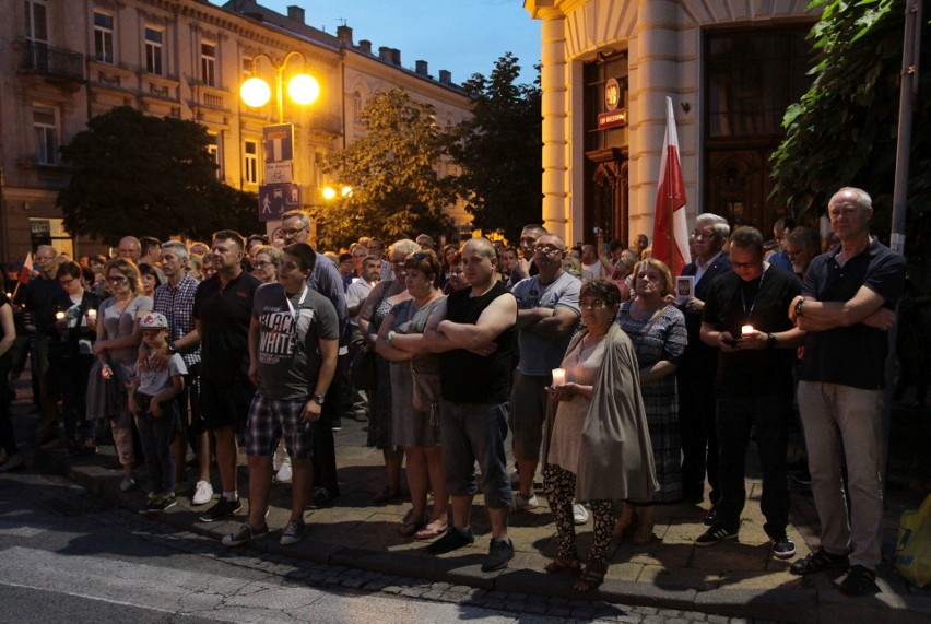 Manifestacja "Łańcuch Światła" w Radomiu. Kilkaset osób protestowało w obronie wolnych sądów