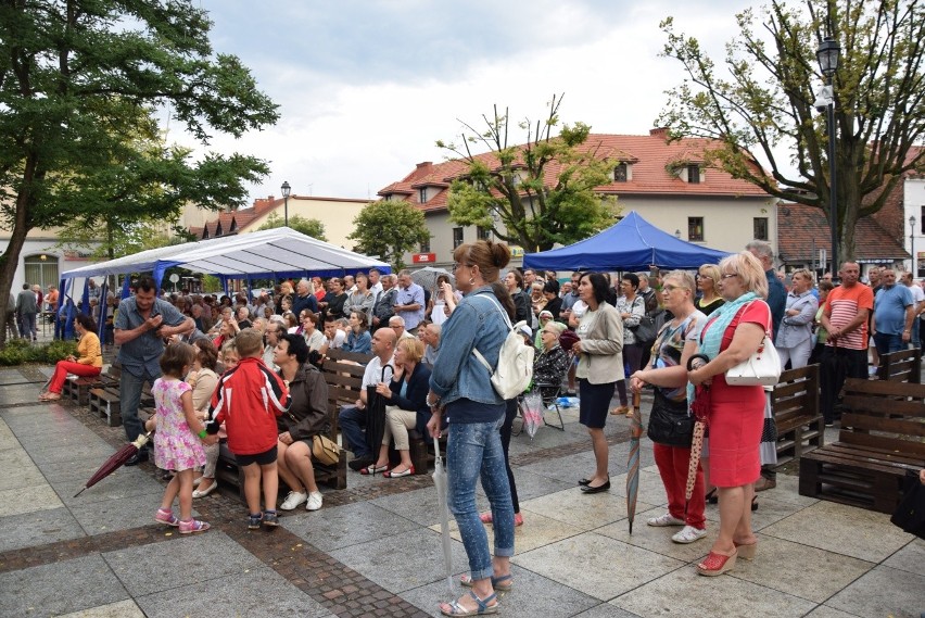 Seniorzy na koncercie Waweli. Krzeszowickie integracje z tańcami przed sceną [ZDJĘCIA]