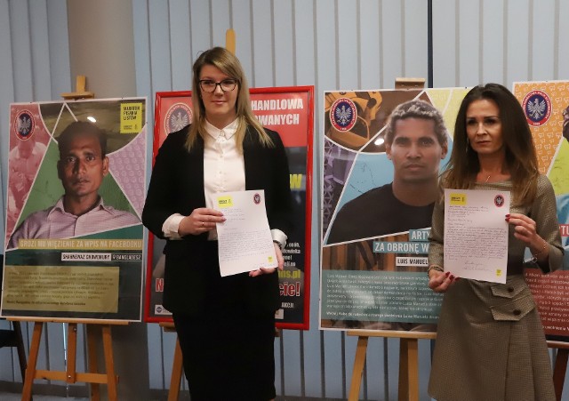 Wiceprezydent Radomia Katarzyna Kalinowska (z prawej) i Milena Matuszewska – Birkowska, wsparły Maraton Pisania Listów i same też napisały listy w obronie prześladowanych.
