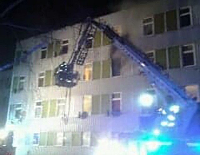 Do pożaru doszło we wtorek, 10 grudnia, wieczorem. Palił się pokój w mieszkaniu na drugim piętrze hotelu Metalowiec przy ul. Złotego Smoka w Gorzowie.Pożar wybuchł około godz. 20.30. Na miejsce dojechało sześć zastępów straży pożarnej. Pożar objął mieszkanie na drugim piętrze hotelu. Strażacy szybko poradzili sobie z płomieniami opanowując pożar. Nikomu nic się nie stało. Ewakuowano osoby z Metalowca. Zostały zabrane podstawionych do autobusów MZK.Polecamy wideo:  Bezdomni umierają z zimna w pustostanach i altanach ogrodowych. Każdy może im pomóc!