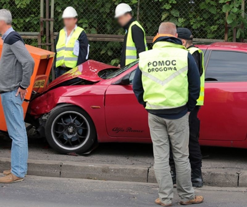 Alfa romeo przeleciała nad chodnikiem obok dwóch osób. Młody kierowca: - Lubię "depnąć" (zdjęcia)