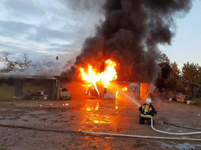 Z pożarem garażu w Wierzbicy walczyły trzy zastępy straży pożarnych.