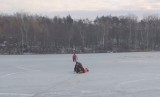 Pod wędkarzem załamał się lód. Akcje ratunkowe na Noteci i jeziorze w Samsieczynku [zdjęcia]