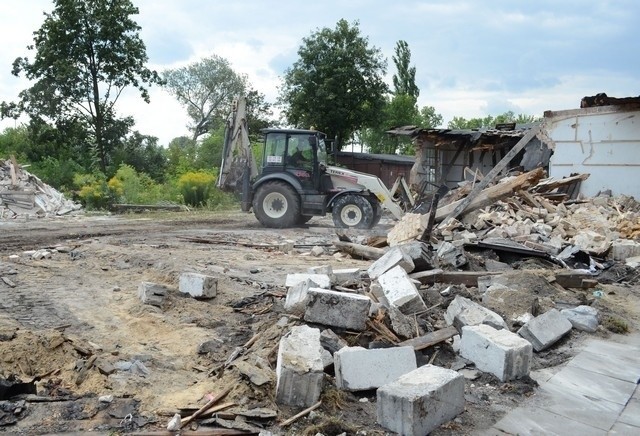 Prace wyburzeniowe na działce przy ul. Tymienieckiego 21 idą pełną parą.