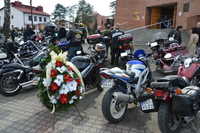 Dziesiątki motocykli przed kościołem, w którym odprawiana była msza pogrzebowa za Jacka Kowalczuka.