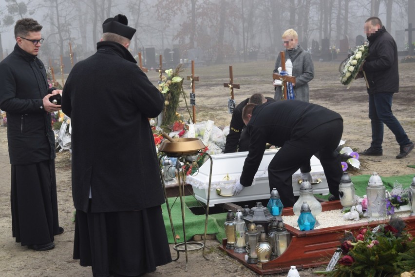 Pogrzeb czworga zabitych noworodków z Ciecierzyna. Dzieci...