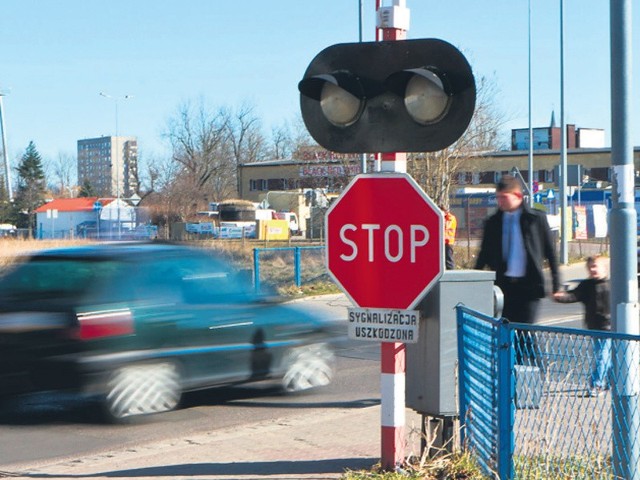 Złodzieje rozbroili rogatki. Niestety wielu kierowców jeździ tędy na pamięć