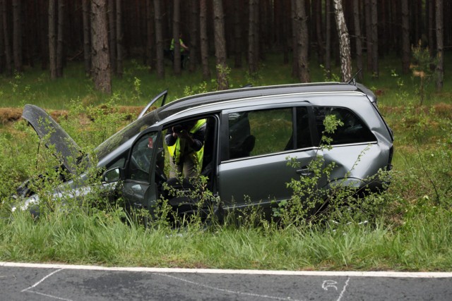 W wypadku na drodze pod Sycowicami brały udział dwa samochody ciężarowe oraz samochód osobowy.