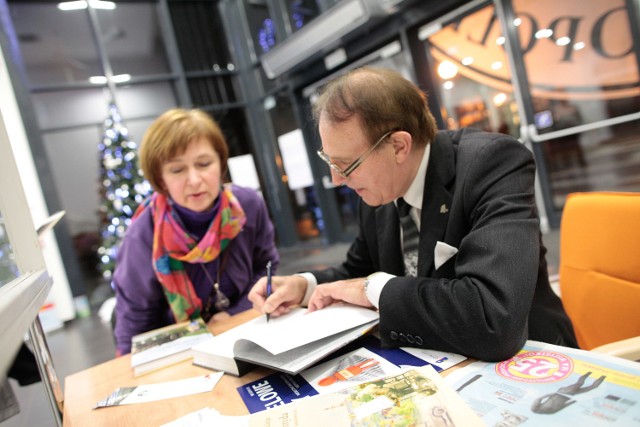 Po spotkaniu ze swoimi czytelnikami autor „Kresowej Atlantydy” rozdawał autografy.