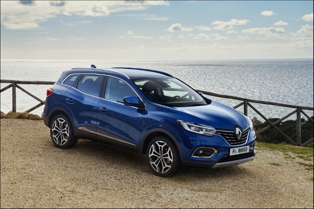 Obecny na rynku od 2015 roku Renault Kadjar właśnie doczekał się kuracji odmładzającej. Auto zostało dopasowane stylistycznie do pozostałych crossoverów francuskiej marki, a pod maski trafiły nowe silniki. W Motofaktach sprawdzamy, co dokładnie się zmieniło i czy przeprowadzone modyfikacje sprawiają, że auto jest bardziej atrakcyjne dla klientów.Fot. Renault