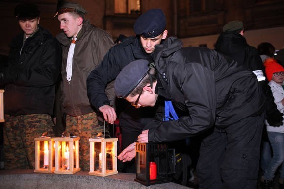 Fot. Andrzej BanaśOgień zapalony w Grocie Narodzenia Chrystusa w Betlejem dotarł w niedzielę do Krakowa. 