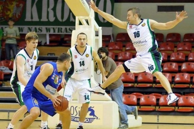 MOSiR Krosno (na biało) nie sprostał ekstraklasowej ekipie Jeziora.