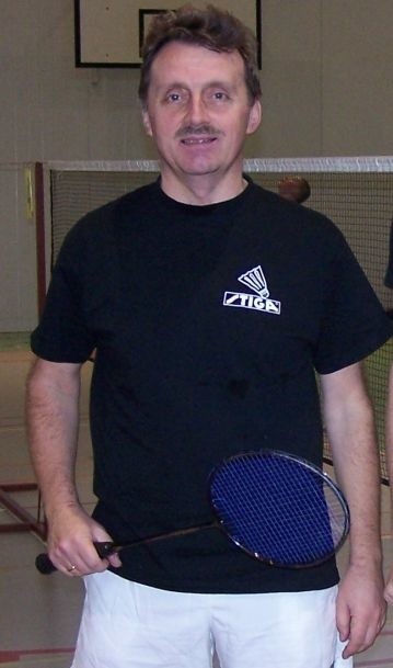 Badmintonista z Nowej Dęby Adam Bunio znów zaszokował swoimi umiejętnościami gry na korcie oraz organizacją przy łączeniu występów w imprezach.