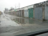 Zatkali studzienkę, woda zalała garaże na kieleckim Bocianku