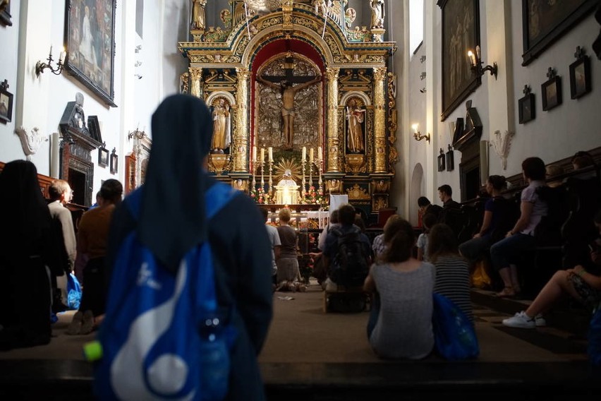 Cicha modlitwa pielgrzymów w kościele św. Marka Ewangelisty