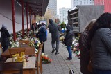 Wiązanki i kompozycje kwiatowe na Wszystkich Świętych. Sprawdź propozycje na targowisku przy ulicy Śląskiej w Radomiu (ZDJĘCIA)