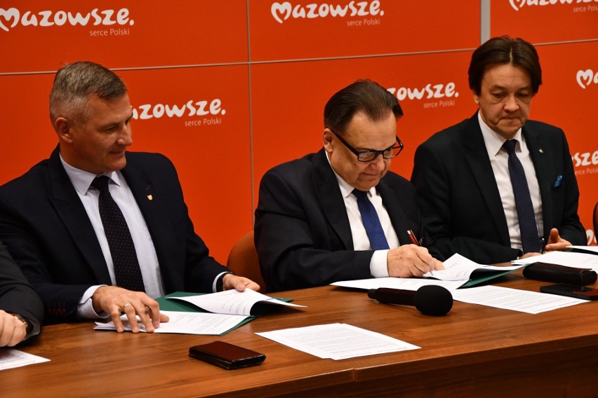 Umowę podpisali (od lewej): Rafał Rajkowski, Adam Struzik,...