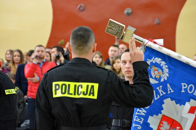 W Oddziale Prewencji Policji w Białymstoku 43 nowych policjantów ślubowało „Strzec bezpieczeństwa państwa i jego obywateli nawet z narażeniem życia…”. 