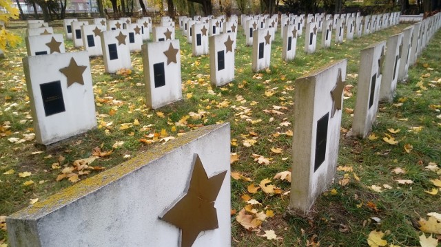 Cmentarz Wojenny w Gorzowie znajduje się na rogu ul. Czereśniowej i Walczaka. Przed laty uczniowie wielu gorzowskich szkół regularnie dbali tu o groby. Dziś ta tradycja zanika... Znajdują się tu szczątki żołnierzy radzieckich, polskich, ale także ciała przedstawicieli przeróżnych narodowości (w tym przeniesione dekady temu szczątki z Kwadratu).  W listopadowe przedpołudnie zniczy było tu niewiele.  Po 10.00 nekropolię odwiedzili Państwo Polakowie. Mieli w torbie ze 20 zniczy. - Śmierć nie ma narodowości. Pamięć i znicz należą się każdemu - mówili, zapalając kolejne świeczki.Zobacz wideo: Jakie znicze są w ofercie i co najlepiej wybrać? Które palą się najdłużej?Wideo: Dzień Dobry TVN