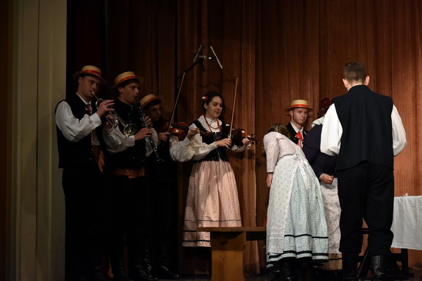 Gorlice. Na scenie Gminnego Ośrodka Kultury w Łużnej zaprezentowały się najlepsze zespoły folklorystyczne z Małopolski [ZDJĘCIA]