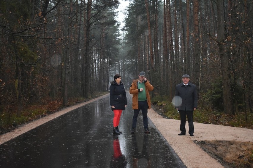 Przedstawiciele władz Rusinowa, wraz z wójtem Marianem...