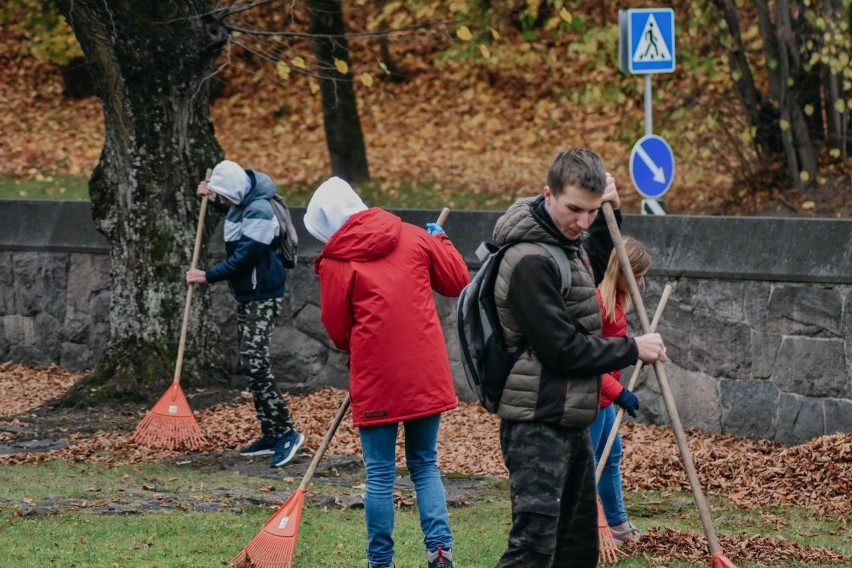 Studenci wileńskiej Filii Uniwersytetu w Białymstoku posprzątali cmentarz na Rossie