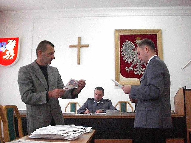 Leszek Piasecki - przedstawiciel Urzędu Miasta (z lewej), policjanci (od lewej) Wiesław Kluk i Waldemar Burak wylosowali 400 prac, których autorzy otrzymają nagrody.