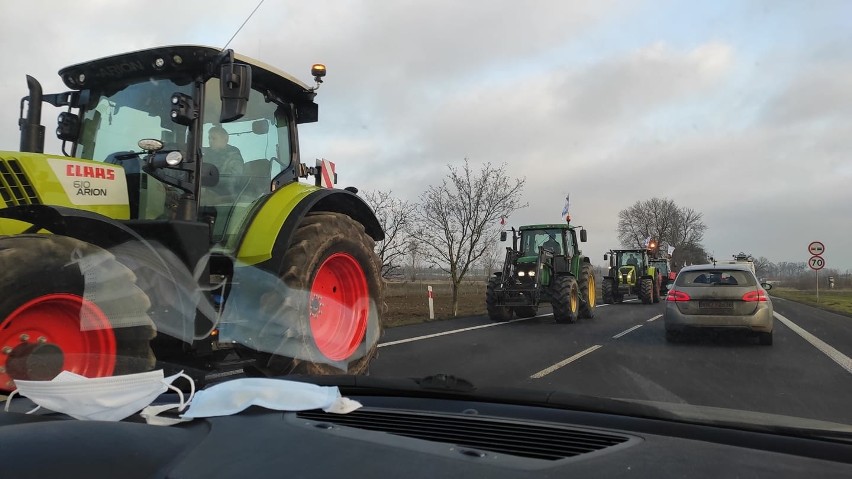 Protest rolników w Strykowie. Traktory zablokowały rondo. Agrounia znów wyjechała na drogi!