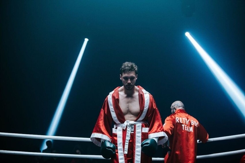 Tomek Janicki, zawodnik MMA, zdobył sławę i pieniądze. W...