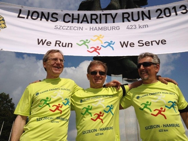 Rok temu Ludwig Schlereth (z lewej), Mariusz Szeib i Daniel Wcisło przebiegli w "Charytatywnym Biegu Lionów" ze Szczecina do Hamburga. Teraz pobiegną z Gdańska do Berlina.